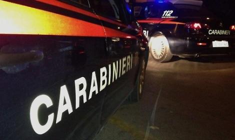 D&agrave; in escandescenze e aggredisce i carabinieri con una tenaglia per il fuoco