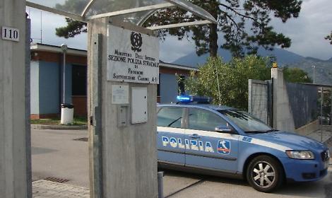 Non si ferma all'alt e si schianta con l'auto rubata