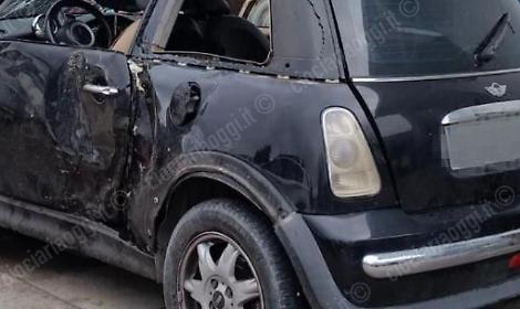 Escono fuori strada con l'auto e finiscono contro un muretto: feriti quattro giovani