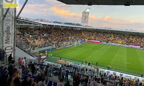 Frosinone, missione serie A: i giocatori scaldano i muscoli, i tifosi gli spalti