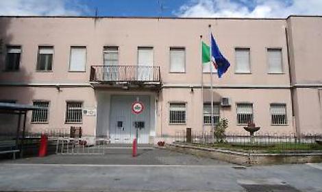 Nascondeva hashish negli slip del marito detenuto: scattano i domiciliari per una donna