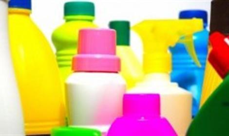 Bambini "avvelenati" in casa: detersivi e stelle di Natale i "killer"