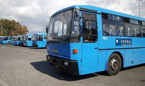 Nigeriani scatenano il caos sul bus: botte a un controllore finito in ospedale