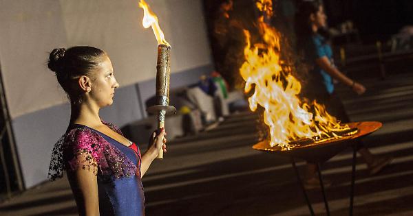 Olimpiadi Victoria, si riaccende la fiamma dei giochi. È record di