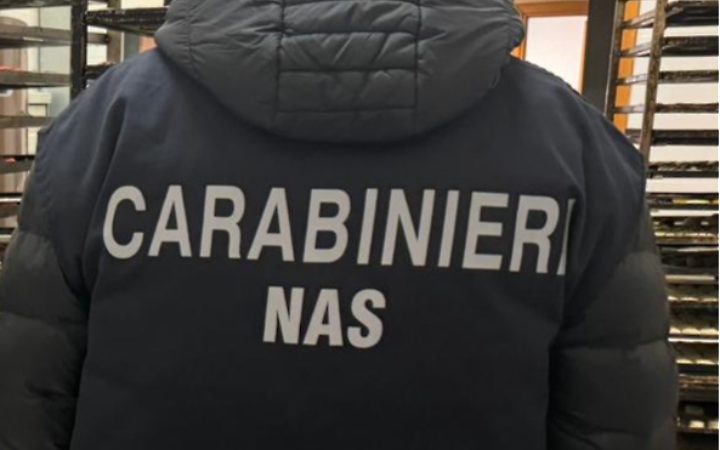 Alimenti privi di tracciabilit&agrave; e carenze nell'igiene. Chiusure e multe per i Nas