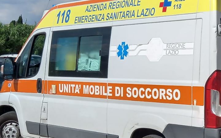 Investito in sella alla bici da un'auto pirata: ventiduenne in ospedale