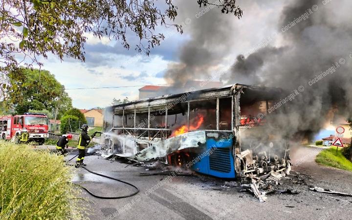 autobus in fiamme