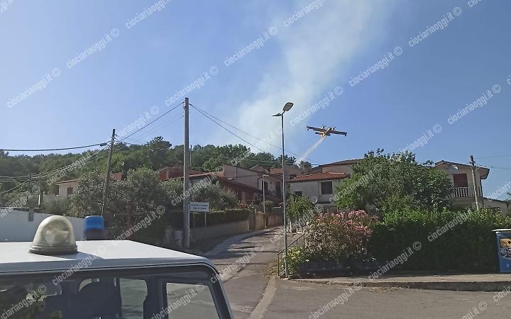 Incendio in localit&agrave; Fossa Zoffrena. Fiamme vicino alle abitazioni