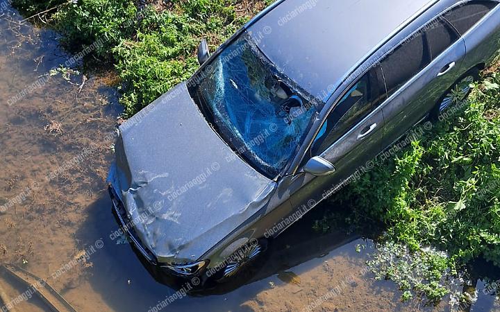 Esce fuori strada con l&rsquo;auto, sfonda il guardrail e finisce sotto il ponte