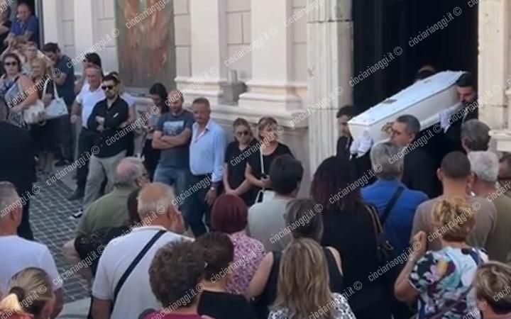 Lacrime e applausi per l'addio al piccolo scomparso a soli sedici mesi