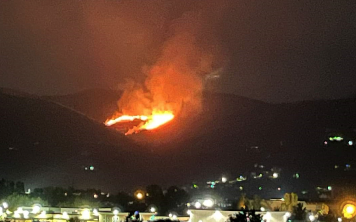 Ettari di verde a fuoco, domato l&rsquo;incendio