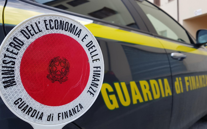Cento panetti di hashish nelle ruote di scorta del tir. Maxi sequestro della Guardia di Finanza