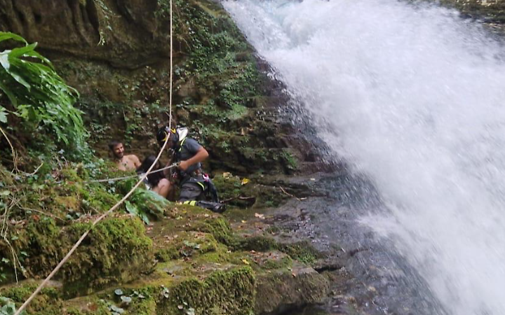 Escursionisti restano bloccati durante una visita alle cascate. Recuperati da vigili del fuoco e soccorso alpino