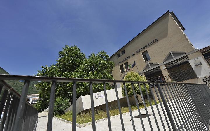 Rubano una luminaria per fare colpo su una ragazza. Assolti dalle accuse di ricettazione e di furto aggravato