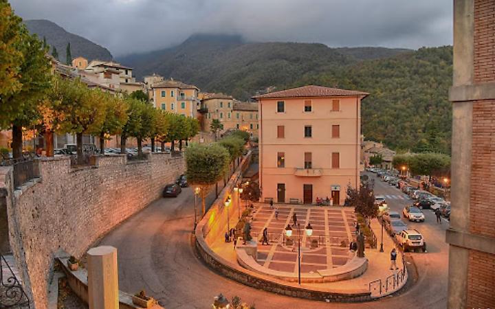 Urta una mucca e cita il Comune per danni