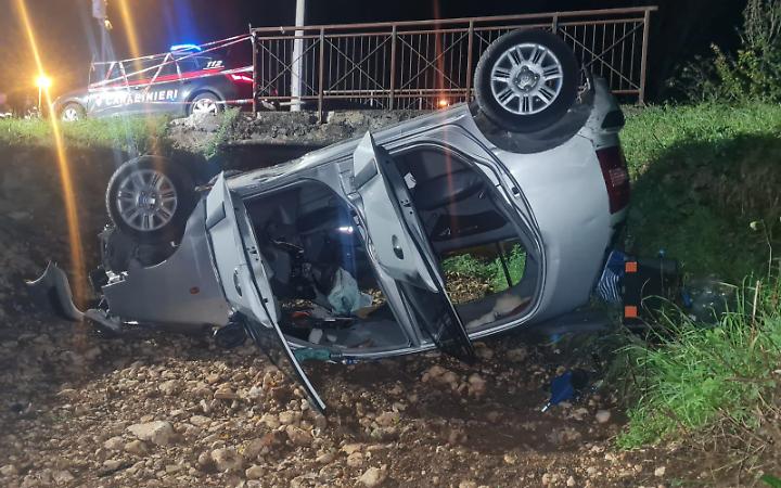 Esce fuori strada con l'auto e si ribalta. Anziano trasportato in ospedale in codice rosso
