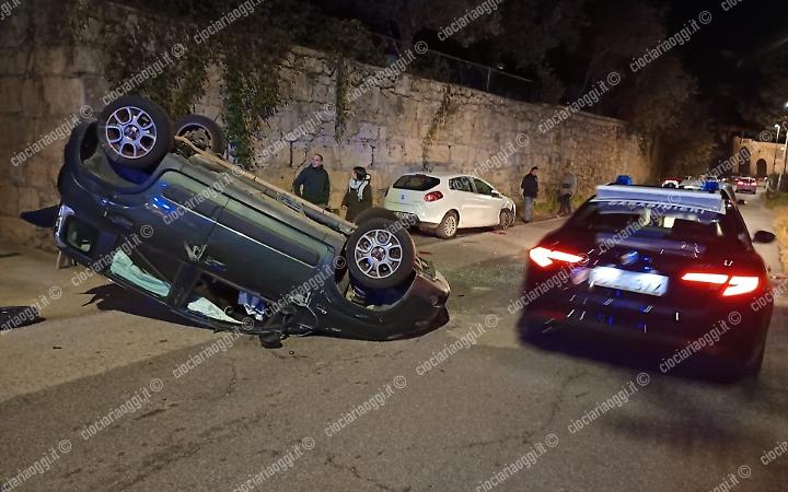 Urto tra auto, una delle due si ribalta: paura&nbsp;sulla Circonvallazione Sud