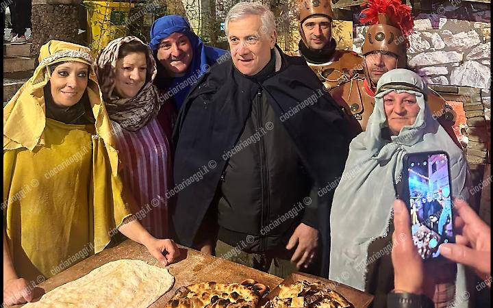 Il ministro Tajani al presepe vivente indossa un mantello da pastore