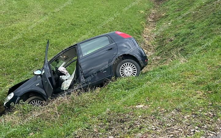 Incidente tra due auto: una finisce in un fossato
