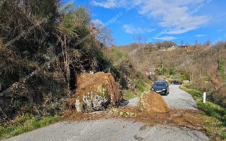 Un masso cade e blocca la strada provinciale