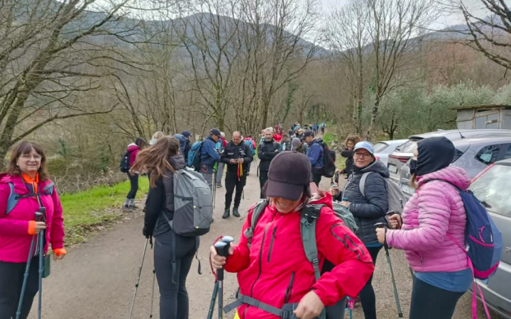 Fanno trekking e ritrovano le auto danneggiate