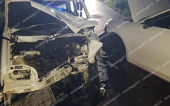 Incidente tra due auto: ferito gravemente un giovane 