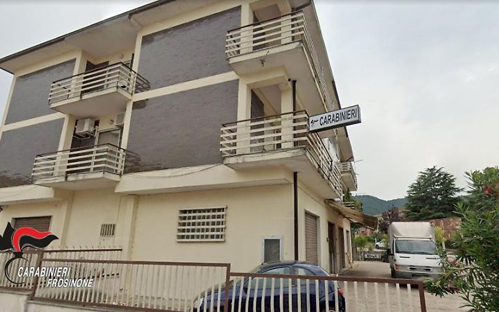 Lancia un mattone su un'ambulanza: denunciato