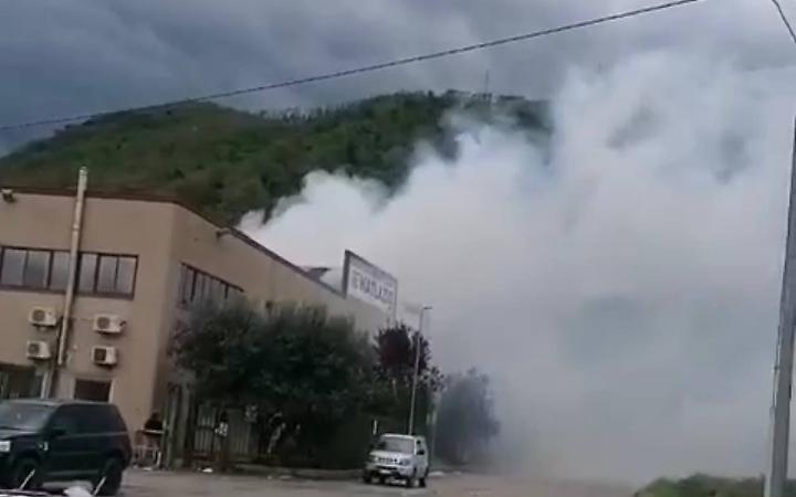 Incendio in un deposito di immondizia nella zona industriale