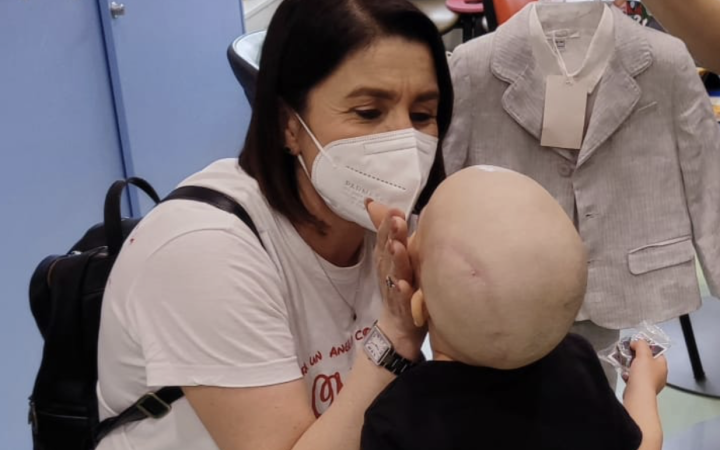 "Sara, un angelo con la bandana". Uova e sorrisi per i bambini in ospedale