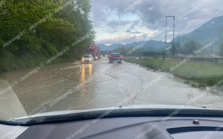 Pioggia battente nella Valle di Comino. Superstrada Sora-Cassino allagata
