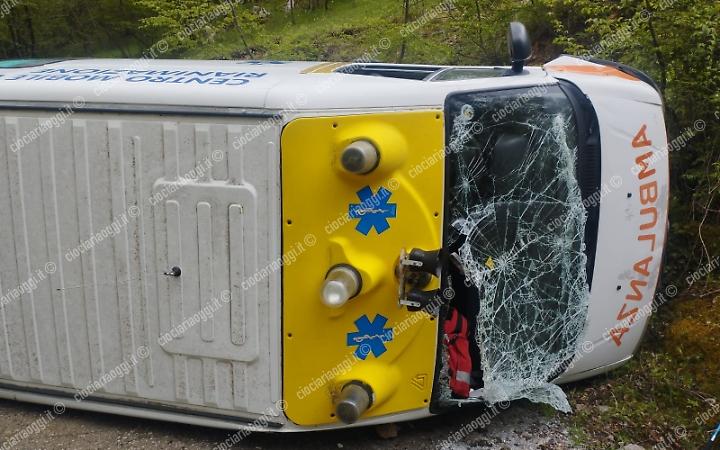 Si ribalta un'ambulanza: paura durante manifestazione sui sentieri dei ponti romani