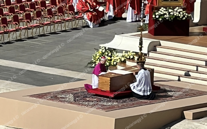 Addio a Papa Francesco. Piazza San Pietro gremita di gente