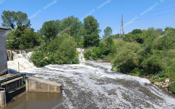 Schiuma bianca ricopre la cascata tra Anagni e Sgurgola: &egrave; allarme