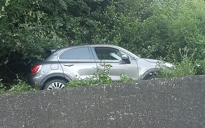 Esce fuori strada con l'auto, ferita una donna