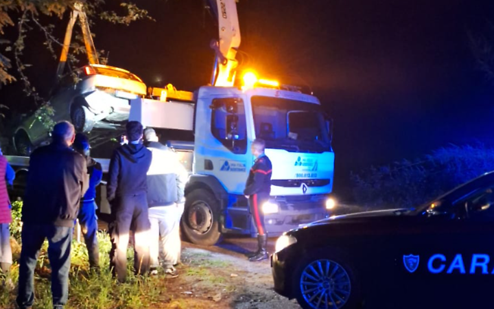 Auto si ribalta e finisce in un canale. Feriti cinque giovani