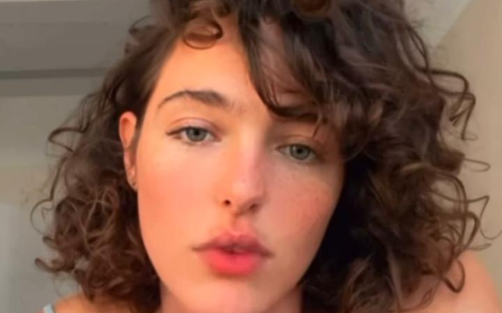 &laquo;Mi sono accoltellata per farla finita&raquo;: ex tronista tenta il suicidio