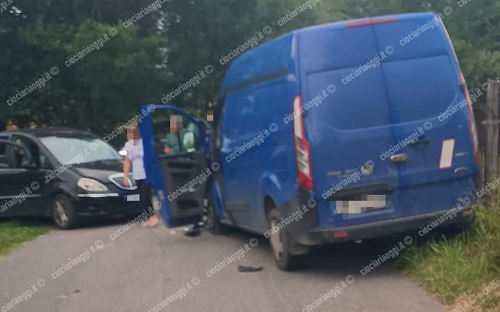 Incidente tra un furgone e un'auto. Soccorsi sul posto 