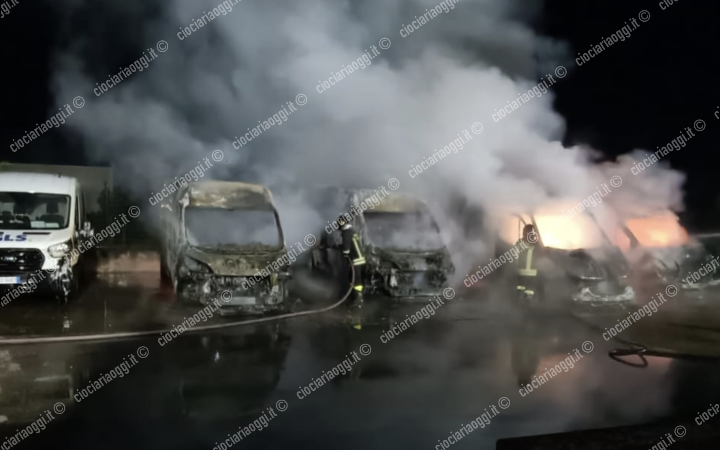 Fiamme nel deposito GLS. A fuoco quattro mezzi