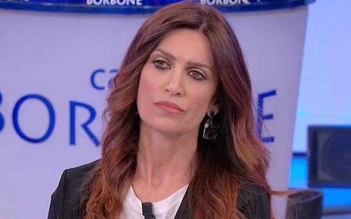 Barbara De Santi sparisce dai social, la dama: &laquo;Motivi gravissimi&raquo;