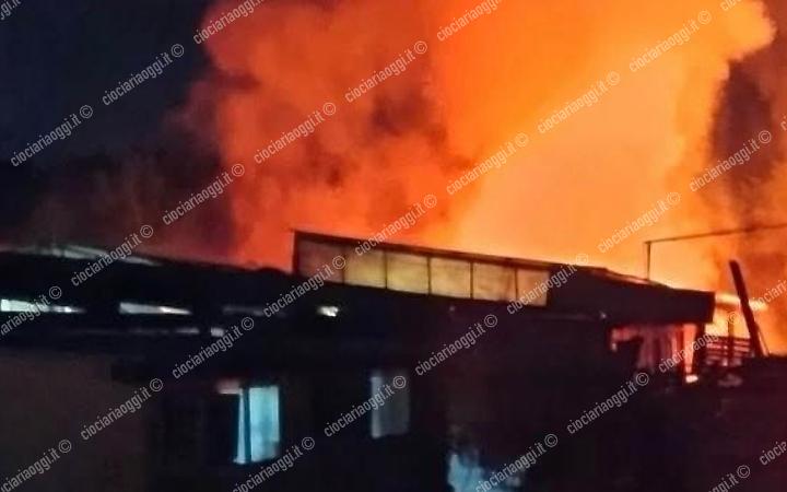Incendio nella notte. Fiamme alte vicino a una falegnameria