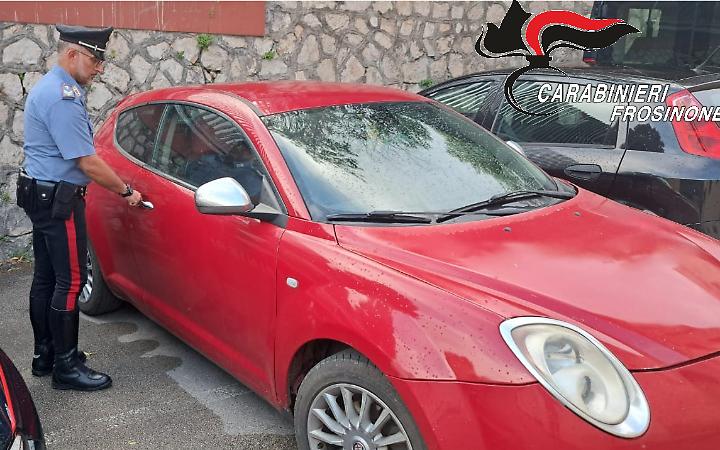 Ruba un'auto a una donna e fugge. Fermato e incarcerato