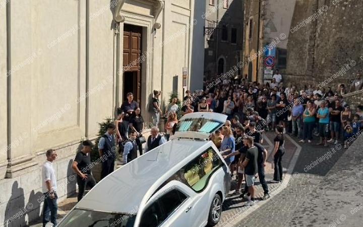 In tanti per l'ultimo saluto a Roberto Bernardini