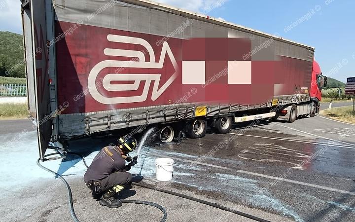 Semirimorchio a fuoco sulla Casilina