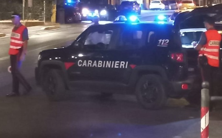 Ubriaco alla guida del motociclo finisce fuori strada: patente ritirata e denuncia