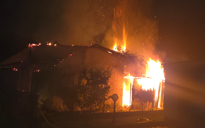 Incendio nella notte: un edificio distrutto dalle fiamme