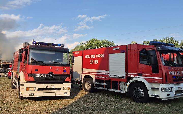 Incendio in un fienile: sul posto due mezzi dei vigili del fuoco