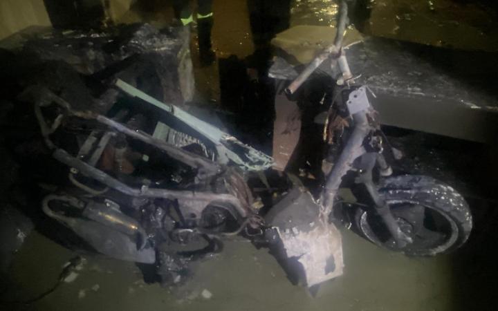 Incendio in una casa disabitata: giovane ustionato mentre riparava un motorino