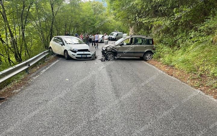Frontale tra due auto sulla provinciale per gli Altipiani
