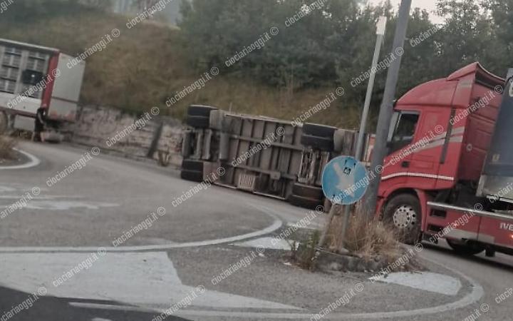 Si ribalta il rimorchio di un mezzo pesante