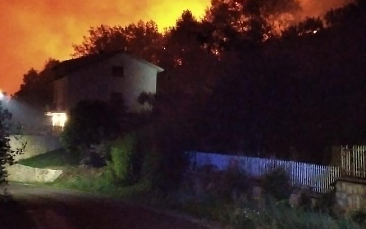 Incendio nella notte, evacuate tre abitazioni
